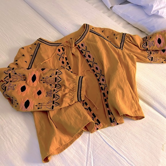 Tops - New Condition Oaxaca embroidered blouse
